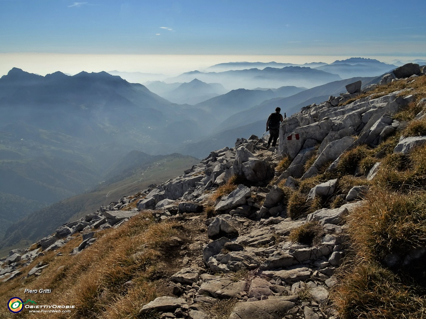 77 Dal canalone ci  spostiamo al costone sud roccioso-erboso.JPG -                                